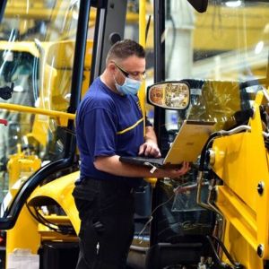 JCB: Profiturile au sporit anul trecut, insa perspectivele pietei devin tot mai incerte