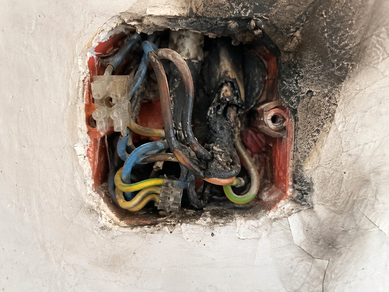 30_09_instalatii-electrice-risc-de-incendiu_2