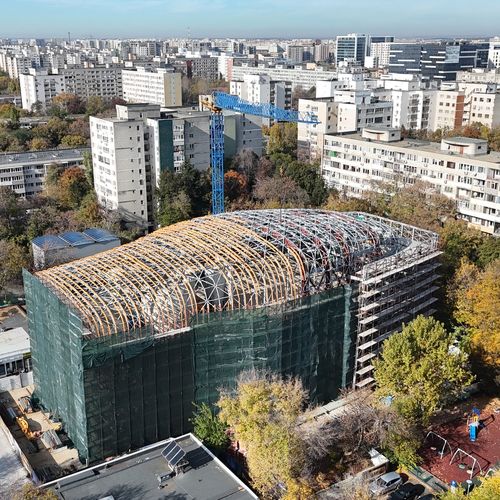 Centrul Cultural Favorit: Aedificia Carpați și Concept Structure avansează susținut cu lucrările